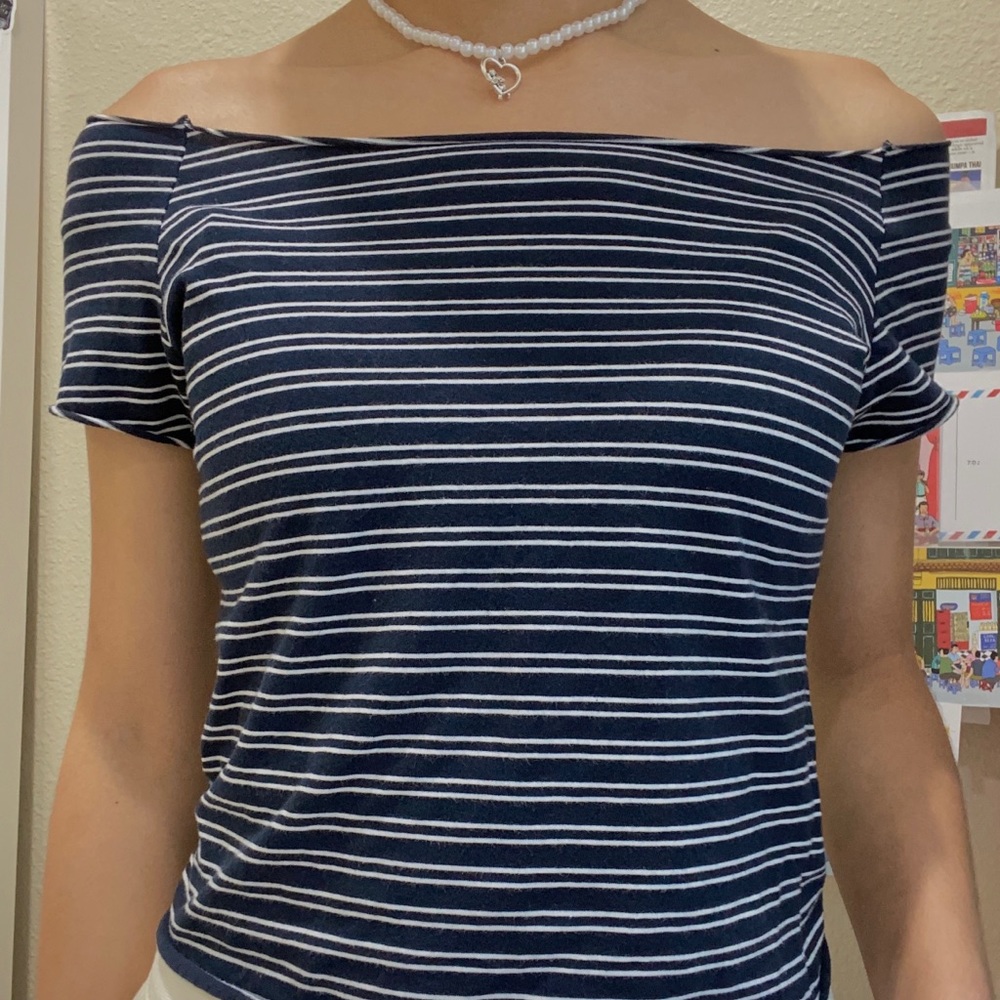 BRANDY MELVILLE SHOULDER OFF CROP TOP 🦋